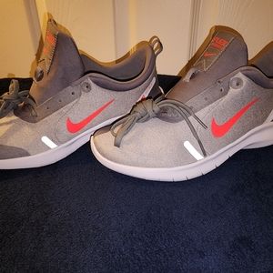 Women's size 10 Nike Flex Experience 8 Running shoes